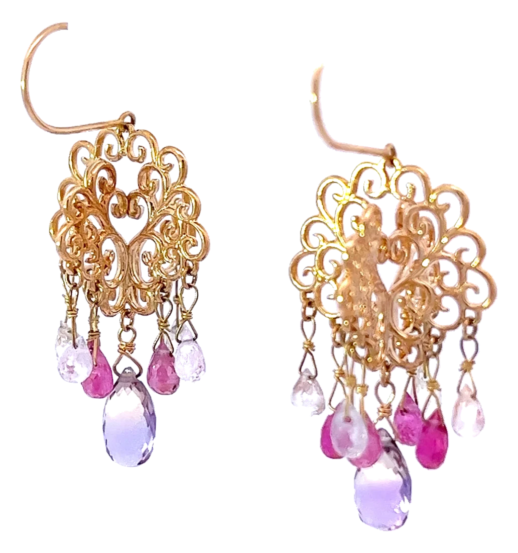 ゴールドの透かし細工にピンクの宝石が揺れるピアス
